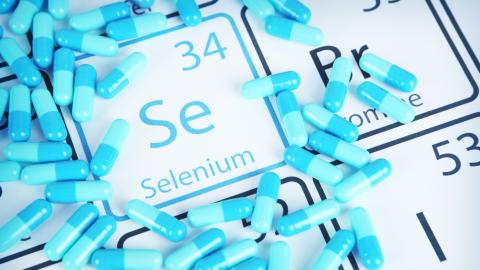 A photo showing Se supplements around an image of Selenium on the periodic table